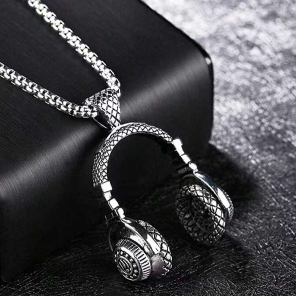 SHEIN Silver Headphones Pendant Necklace